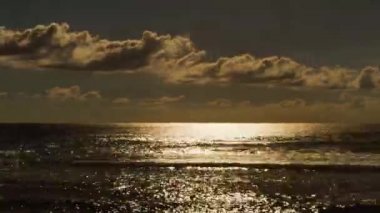 la reunion, la saline les bains bulutlara ile romantik günbatımı timelapse