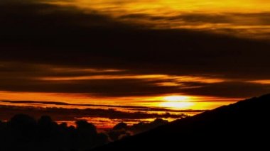 la reunion, piton de la fournaise adlı muhteşem gündoğumu timelapse