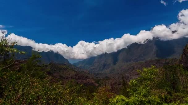 Timelapse mraky nad pohoří, městě cilaos, Réunion — Stock video