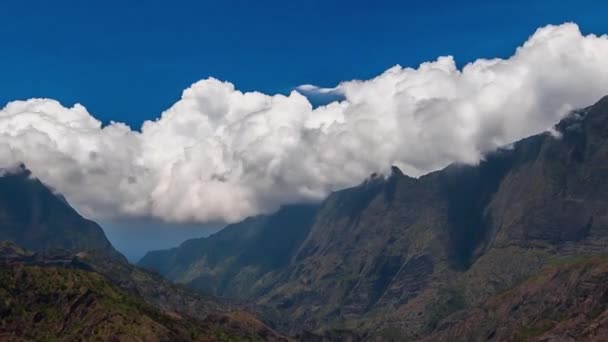 Bulutlar timelapse dağ, cilaos, reunion — Stok video