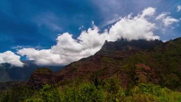 Nuvole Timelapse oltre la catena montuosa, Cilaos, Riunione — Video Stock