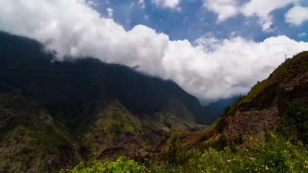 Timelapse σύννεφα πάνω από την οροσειρά, cilaos, επανένωση — Αρχείο Βίντεο