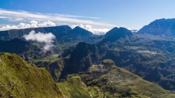 Timelapse mraky nad pohoří, městě cilaos, Réunion — Stock video