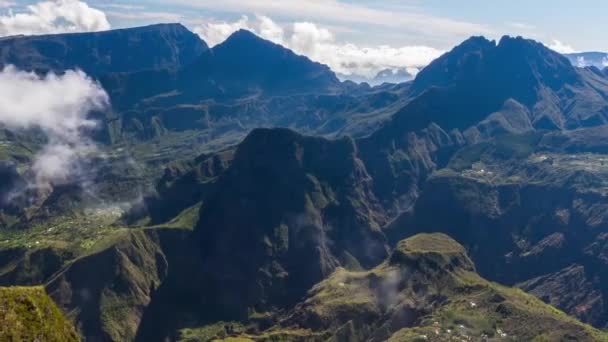 Timelapse mraky nad pohoří, městě cilaos, Réunion — Stock video