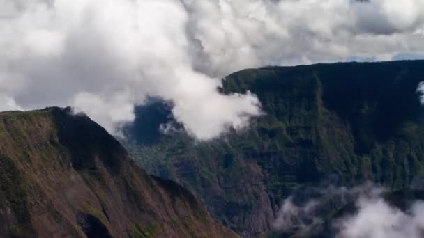 Nuvole Timelapse oltre la catena montuosa, Cilaos, Riunione — Video Stock