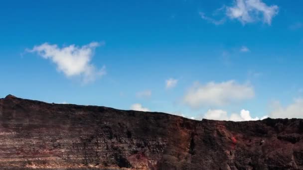 Timelapse menunjukkan Kaldera Piton De La Fournaise, Zoom out dan Tilt — Stok Video