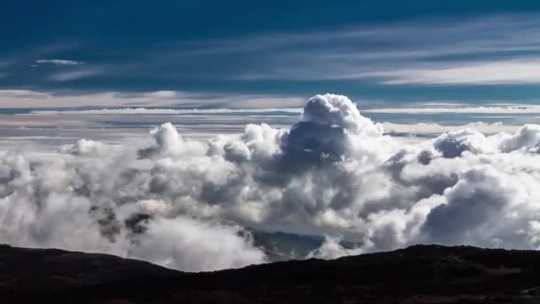 Timelapse zobrazeno mraky na piton de la fournaise na setkání, oddálení a pan — Stock video