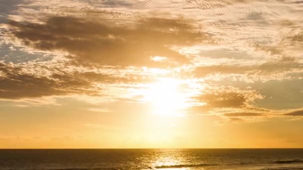 Pôr-do-sol na praia Close Up Timelapse em La Reunion, Saint Pierre — Vídeo de Stock