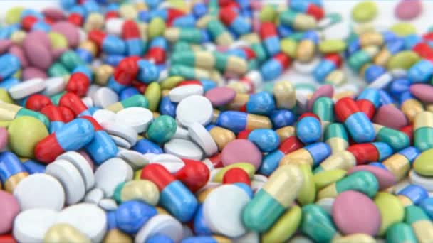 Pillen en capsules gedaald op een tafel, dolly verplaatsen — Stockvideo
