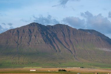 Dağlık arka planda kırsal arazi