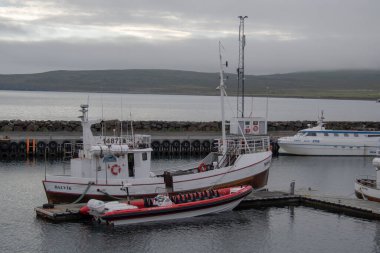 Dalvik İzlanda 'da buzlu sisli bir limanda tekne
