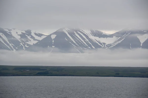 Ijshaven Met Besneeuwde Bergachtige Achtergrond Dalvik Ijsland — Stockfoto