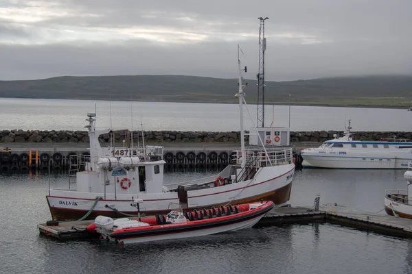 Barco Porto Nebuloso Gelado Dalvik Islândia — Fotografia de Stock