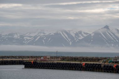 Dalvik İzlanda 'da karlı dağ geçmişine sahip buzlu liman