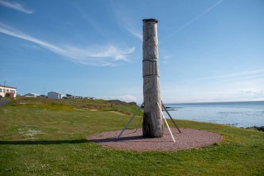 Grimsey Adası 'ndaki liman yakınlarında totem direğinin manzarası