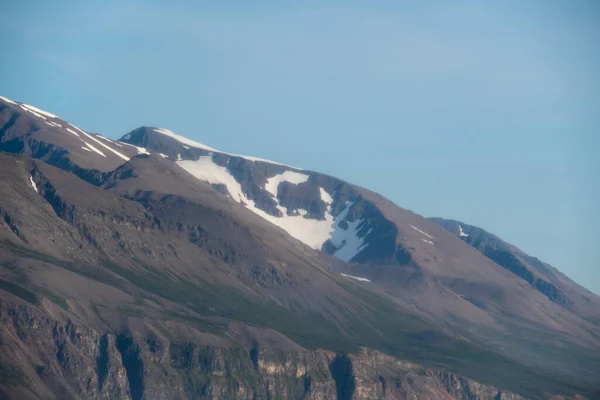 冰岛北部峡湾积雪覆盖的山脉景观 — 图库照片