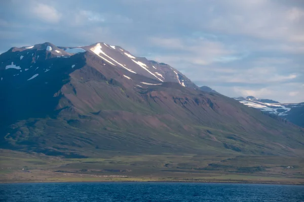 Landschaft Aus Schneebedeckten Bergen Von Der Fähre Fjord Island — Stockfoto