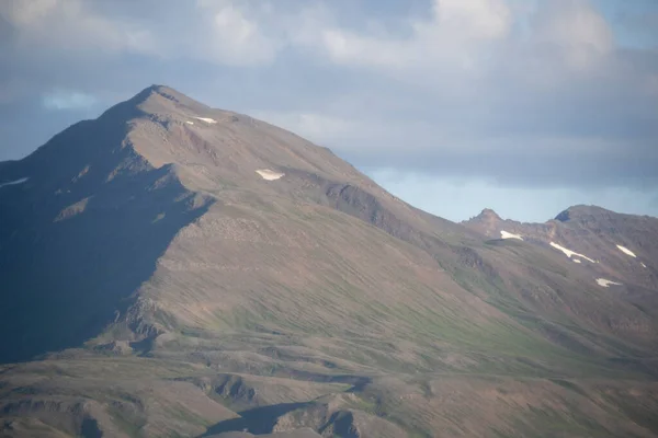 아이슬란드 피오르드 산들을 뒤덮은 — 스톡 사진