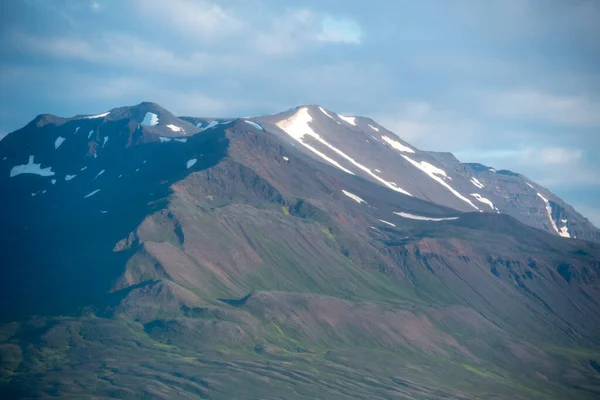 Landschap Van Besneeuwde Bergen Van Veerboot Fjord Noord Ijsland — Stockfoto