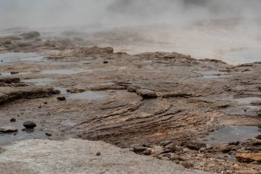 Geysir Altın Çemberinde buharlı lav kayaları manzarası