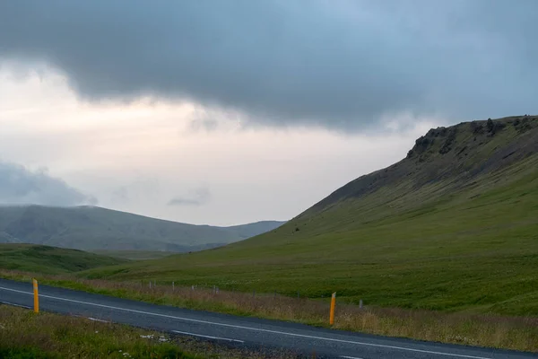 아이슬란드 근처에 로드와 산들의 구름낀 — 스톡 사진
