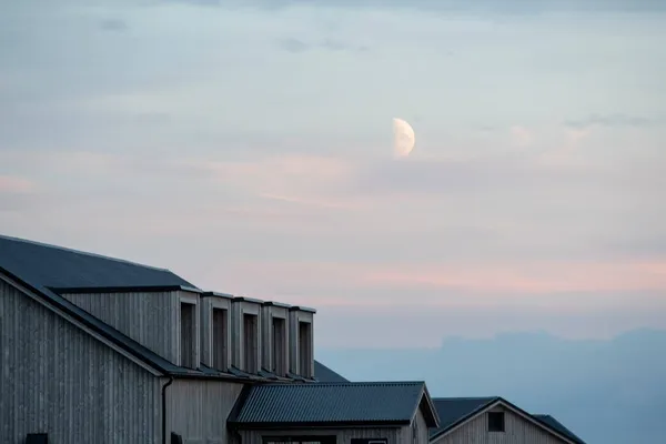 Поблизу Вік Ісландія Розкинувся Яскравий Місяць — стокове фото