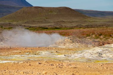 Nmafjall Dağı 'ndaki dumanı tüten kayaların manzarası Elmas Çemberi' ni kaynatıyor.
