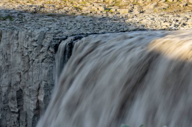 Detifoss Şelalesi Elmas Çemberine düşen suyun manzarası