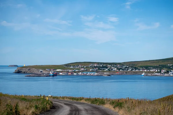 Liman ötesinden Husavik şehrinin manzarası
