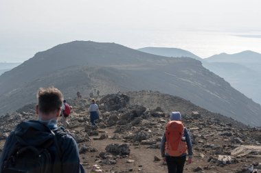 Fagradalsfall Volkanı 'na yürüyen yürüyüşçülerin manzarası