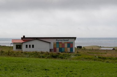 Dağlık çiftlik evi ve Black Sand Beach Vik yakınlarındaki çayır arazisi.