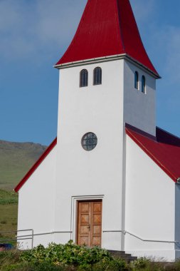 Vik i Myrdal Kilisesi 'nin İzlanda' daki yaz günü manzarası