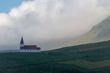 Vik i Myrdal Kilisesi 'nin manzarası Vik' te yaz günü bir tepede