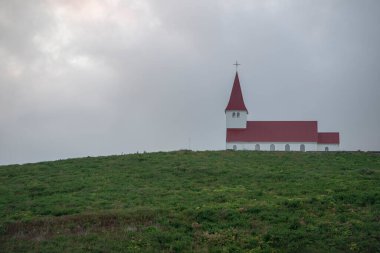Vik i Myrdal Kilisesi 'nin manzarası İzlanda' da yaz günü bir tepede