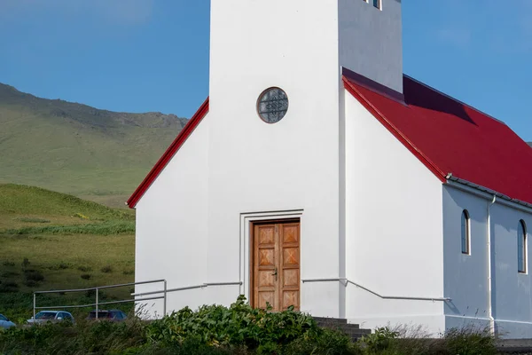 アイスランドの夏の日にヴィック ミュルダル教会の風景 — ストック写真