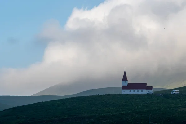 アイスランドの夏の日に丘の上にあるVik Myrdal教会の風景 — ストック写真