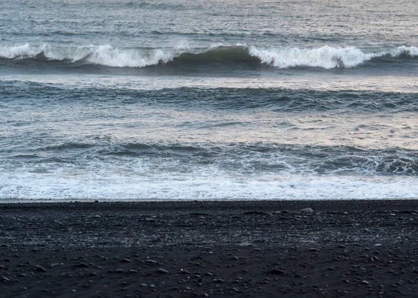 Zlanda Kara Kum Sahili Dalgaların Vurduğu Deniz Manzarası — Stok fotoğraf