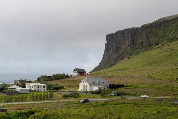 ヴィク アイスランドの崖と村の風景 — ストック写真