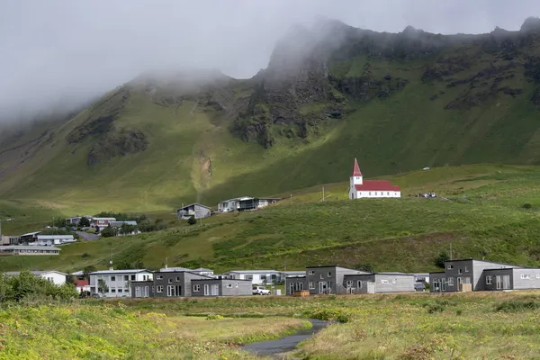 ヴィク ミュルダル教会の風景とヴィク アイスランドの芝生の崖の上の村 — ストック写真