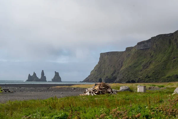 Cloudy Landscape Grassy Cliffs Buildings Vik — Stock Photo, Image