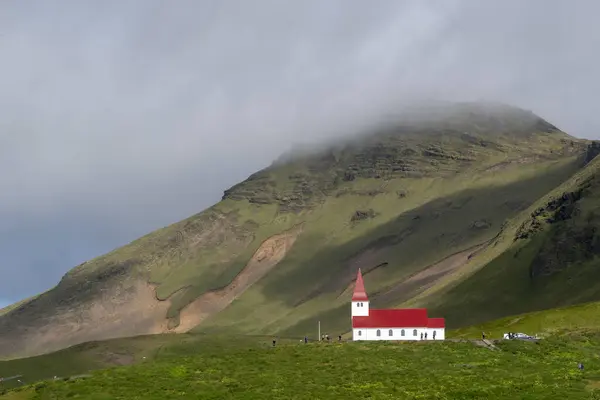 ヴィック アイスランドにある草の根の崖の上の丘の上にあるヴィク ミュルダル教会の風景 — ストック写真