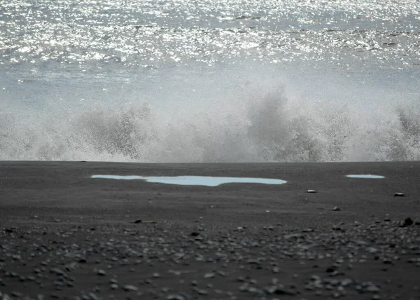 Mare Onde Che Infrangono Sulla Spiaggia Sabbia Nera Vik — Foto Stock