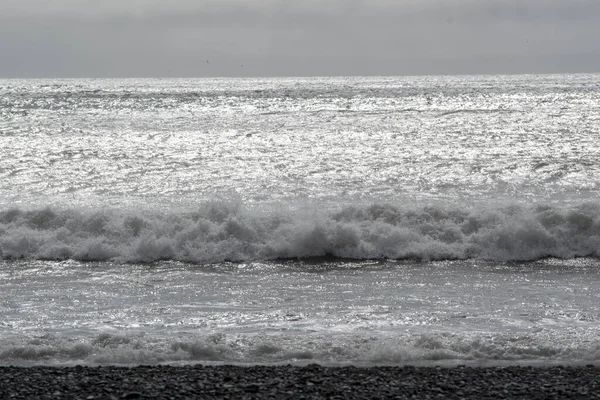 Mare Onde Che Infrangono Sulla Spiaggia Sabbia Nera Vik — Foto Stock