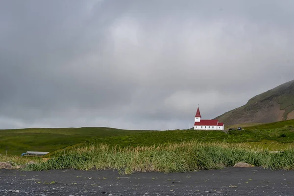 Tájkép Vik Myrdal Templom Dombon Füves Sziklák Vik Izlandon — Stock Fotó