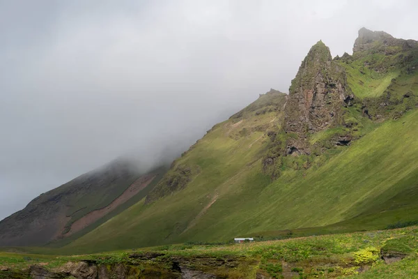Paysage Nuageux Falaises Herbeuses Vik Islande — Photo