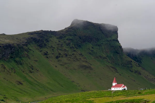 Paisagem Vik Myrdal Igreja Colina Com Falésias Gramadas Vik — Fotografia de Stock