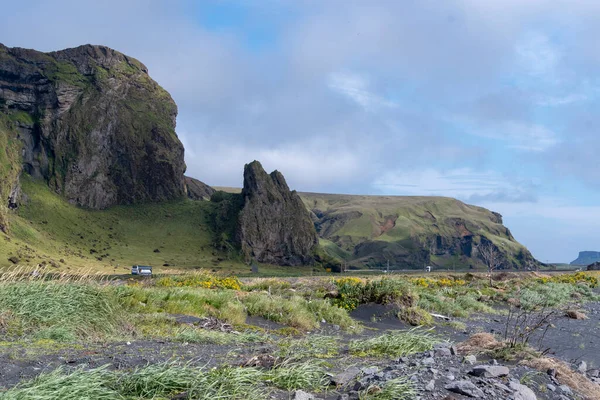 Bewölkte Landschaft Mit Grasbewachsenen Klippen Und Schwarzem Sandstrand Vik Island — Stockfoto