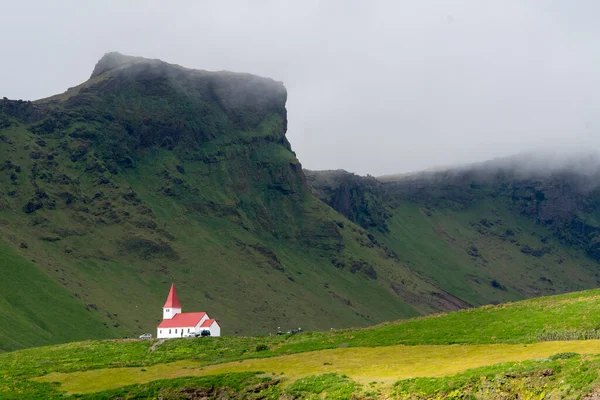 Vik Myrdal Kilisesinin Vik Tepelerindeki Çimenli Uçurumlarla Manzarası — Stok fotoğraf