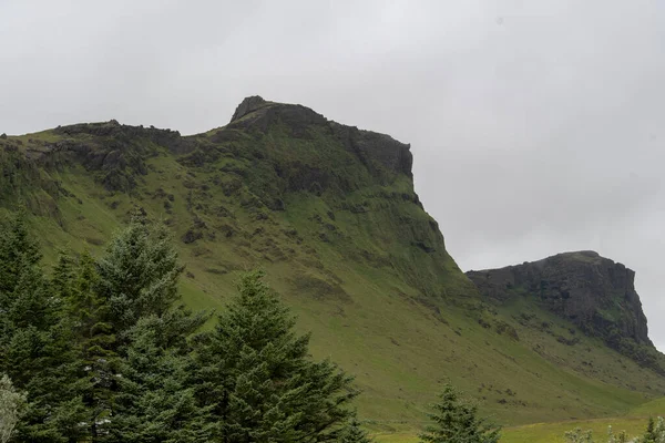 Paysage Nuageux Falaises Herbeuses Vik Islande — Photo