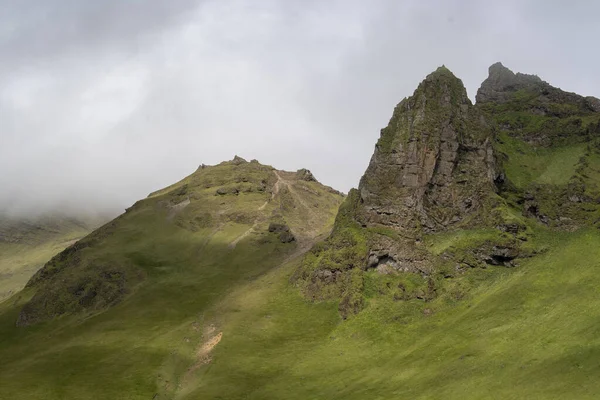 Σύννεφα Τοπίο Των Καταπράσινων Βράχων Vik Ισλανδία — Φωτογραφία Αρχείου